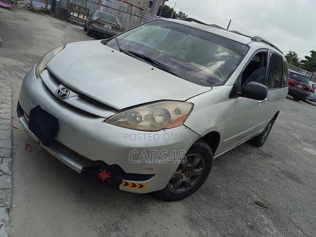 2006 Toyota Sienna LE - Image 1