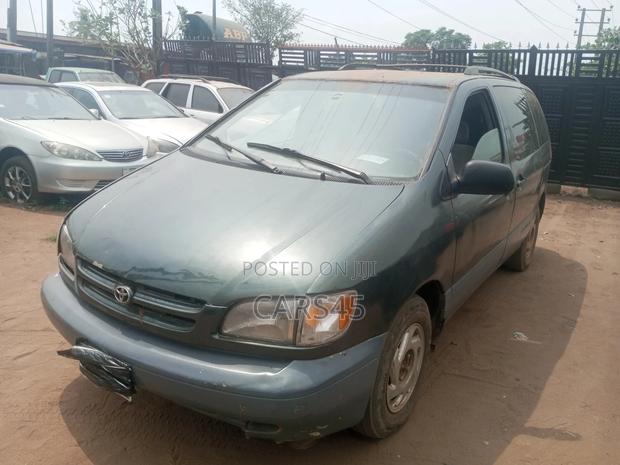 1999 Toyota Sienna - Image 1