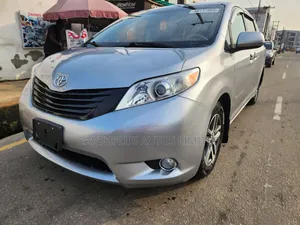 2014 Toyota Sienna LE - Image 1
